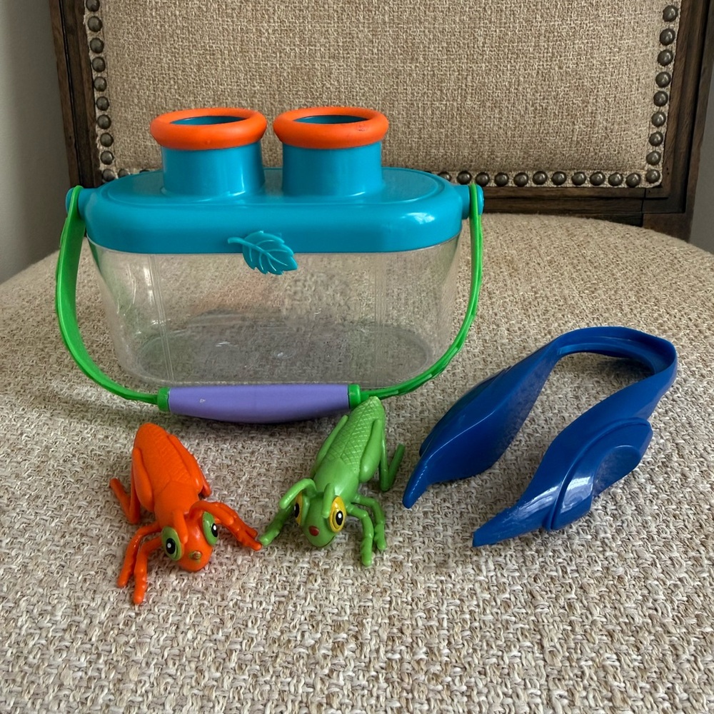 Kids Bug Catcher Kit with bug catcher Binoculars and Tweezers two toy bugs